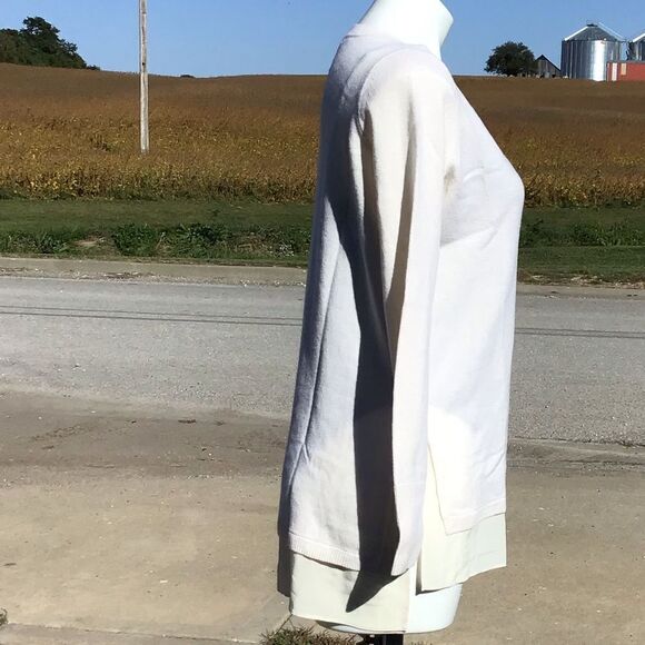 VINCE Sweater Neutral Pullover Knit V-Neck Silk Trim Hem Sweater Size XS - Picture 3 of 10